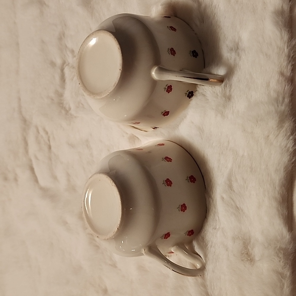 VINTAGE 🍵 TEACUPS FLOWERS DESIGNS / GOLD TRIM - Picture 2 of 4